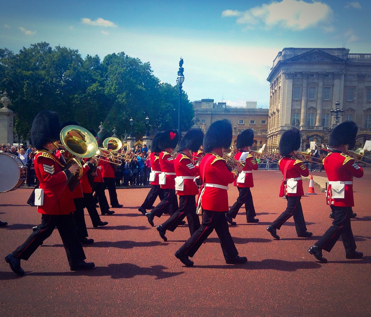 veidehigite's tweet photo. 'Changing the Guard' ceremony at #BuckinghamPalace with #VIPBagsIndia When you are very Important! #UnitedKingdom https://t.co/F1lw4msyB9