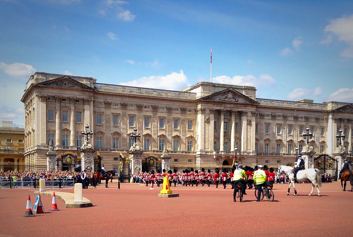 veidehigite's tweet photo. 'Changing the Guard' ceremony at #BuckinghamPalace with #VIPBagsIndia When you are very Important! #UnitedKingdom https://t.co/F1lw4msyB9