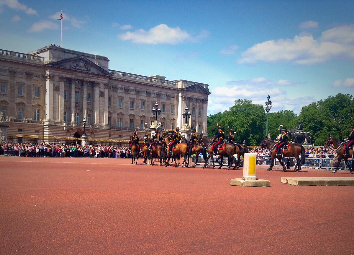 veidehigite's tweet photo. 'Changing the Guard' ceremony at #BuckinghamPalace with #VIPBagsIndia When you are very Important! #UnitedKingdom https://t.co/F1lw4msyB9