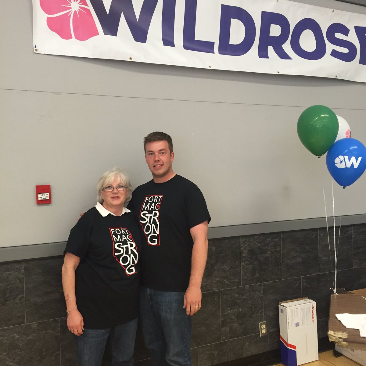 IrisKirschner's tweet photo. @TeamWildrose @BrianJeanWRP supporters raising funds for @SalvArmyYMM by selling #Fortmacstrong Tshirts #wrpstomp https://t.co/655t8J13Hk