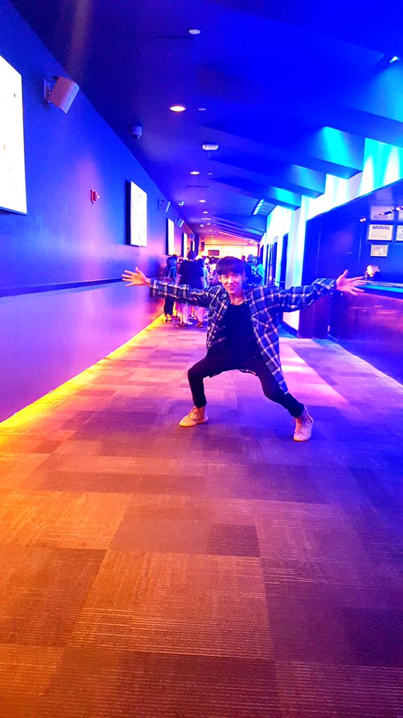 BamBam1A's tweet photo. New York IGOT7 still waiting for tonight show! (No one knew I was behind them) https://t.co/137mFmjIkS
