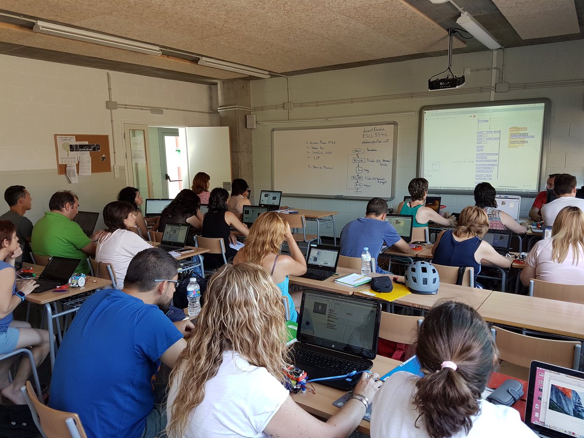 Josep_Bofarull's tweet photo. CODE #Scratch Imagina3dBot a Escola Estiu Tortosa by Equip @ROBOLOT Tgn @EnricBolano @xsune. Mestres/profes a tope! https://t.co/0IpERdI4ni