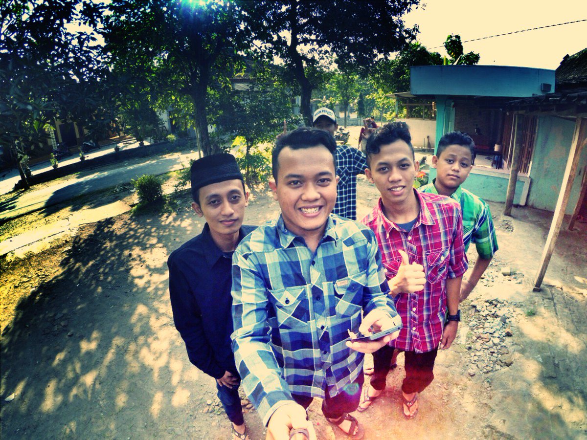 wahyureds_hari's tweet photo. Teman masa kecil #lebaran #lebaranganteng #IedMubarak https://t.co/d0v1f4mcdp