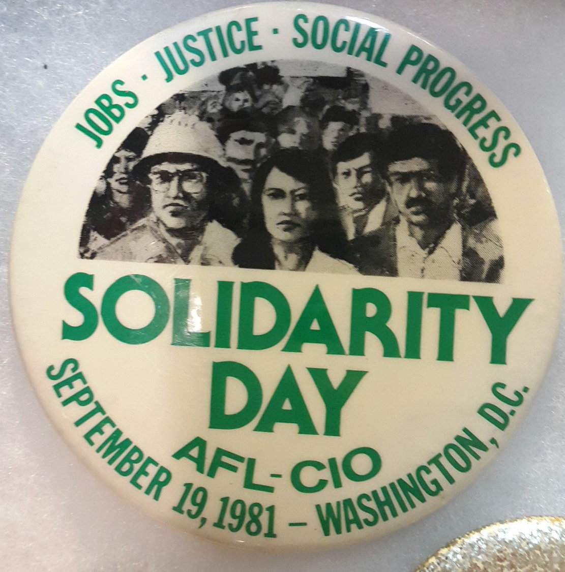 BusyChristen's tweet image. So many great buttons! #buttoncon2016 @APIC_USA #solidarityday #aflcio