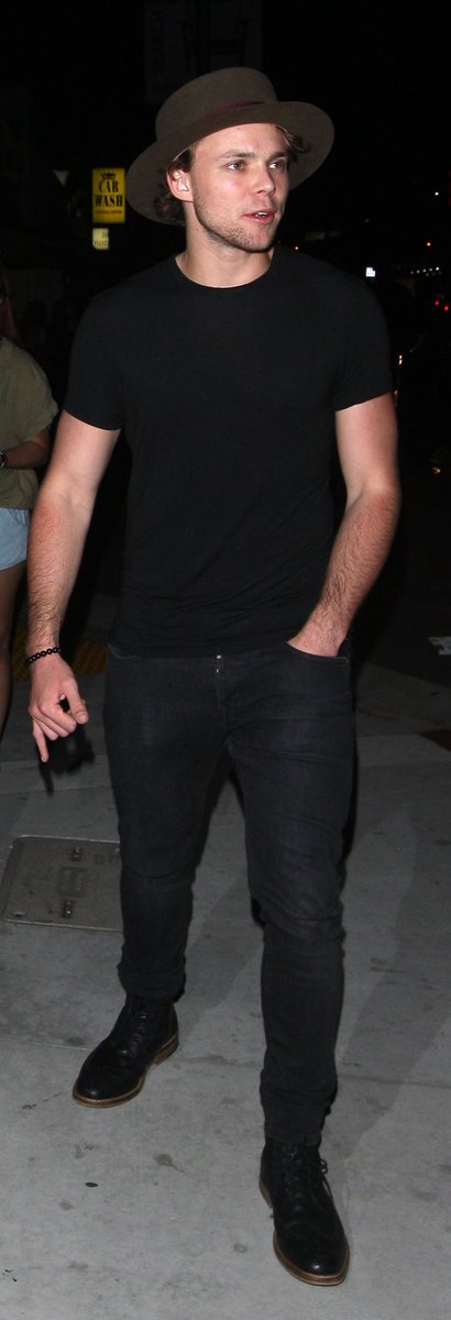 5SOSUpdate247's tweet image. It is Ashton's birthday based on the time in Australia. #HappyBirthdayAshton