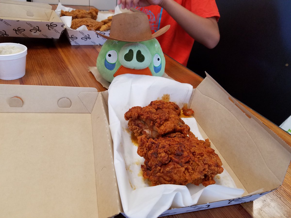 HankOnFood's tweet photo. @MrMoustacheGP's #UncleTex loved the #HoustonHot @LeeChickenDonut
#NationalFriedChickenDay https://t.co/kZIL2zW3jW