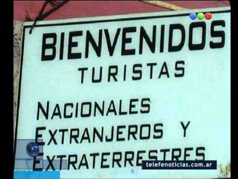 veyradiovcp's tweet photo. Carteles graciosos en #LaRecontratardeDeVey, te invitamos @SoyMarioFredes @matiasjoviedo y @Kikin676 https://t.co/NAod4hxx7g