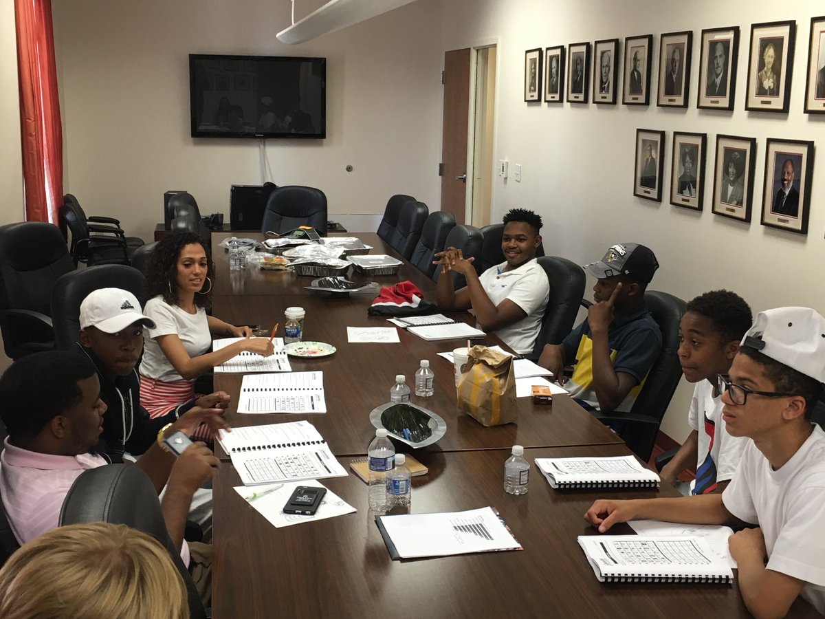 BMLDI_PGH's tweet photo. The University of Pittsburgh &amp; #bmldi students during the Manhood 2.0 job skills training today at the Urban League https://t.co/9ZW3wu6X7L