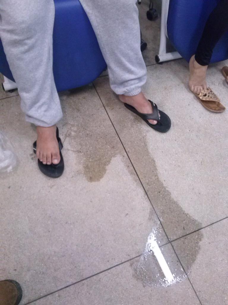 killdare2's tweet image. Olha a situação da upa valetina paciente e medicado dentro de poça de água por comta de vazamento do ar comdicionado