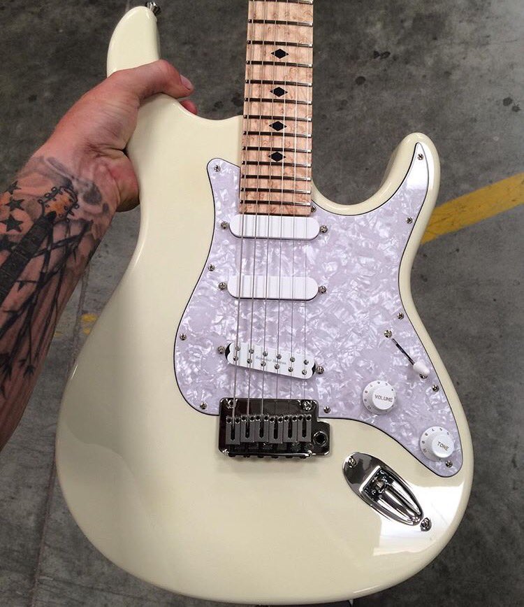 SeymourDuncan's tweet photo. .@greghoweguitar's new @Kiesel_Guitars is looking mighty fine! #Little59 https://t.co/5ix5NENmO3