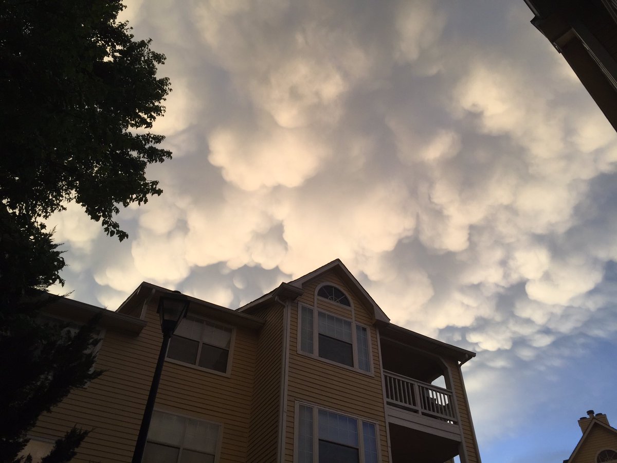 More #mammatus shots after tonight's vicious storms in Atlanta. <a href="/AMHQ/">America’s Morning Headquarters</a> <a href="/JimCantore/">Jim Cantore</a> @TWCBreaking