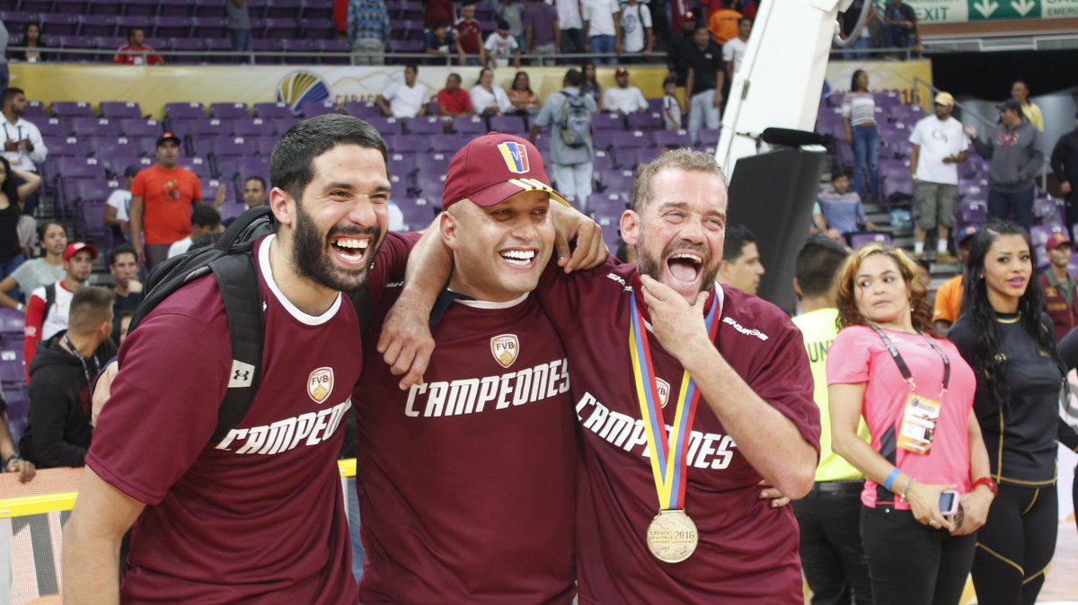 #ElDeporteBajoLaCúpula una sola voz, un solo sentimiento, por ustedes 
#LaVinotinto <a href="/FVBaloncesto/">FVBaloncesto</a>