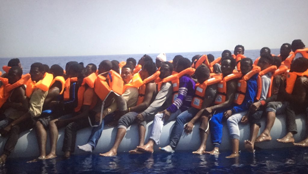 campsoscar's tweet photo. El mismo ataud que en Lesbos pero a mayor escala. Más vergüenza cabe. @PROACTIVA_SERV https://t.co/tqZ2APxkra