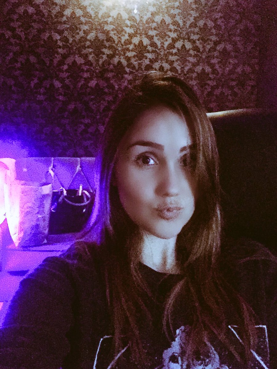 DulceMaria's tweet photo. 3er día de grabaciones 🎤🎤🎤🎤 ✌🏼️😅😅😅 vamos por dos rolitas mas hoy! 😅🙌🏼 https://t.co/3kDFYPJ2p7