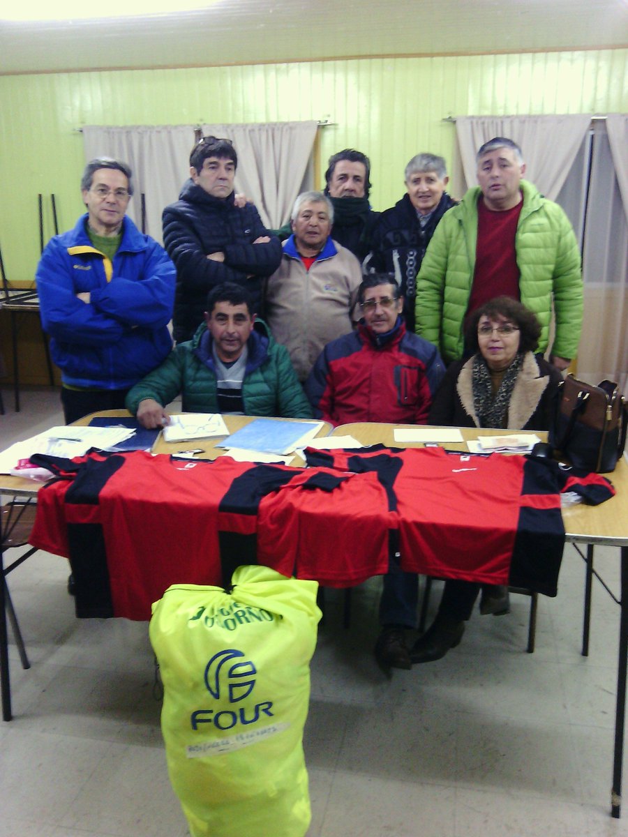 Junto con mis amigos dirigentes de mi querido deportivo Escuela de Río Bueno. Gracias por vuestro apoyo.
