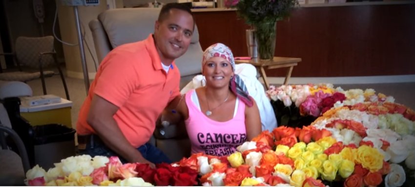 This husband surprises wife with 500 roses at last chemo to show his love and support mydochub.com/500-roses-afte…