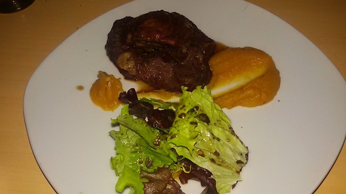 HugodeCucco's tweet photo. #HugoenCatamarca increíble gastronomía
Carrillera de cerdo con reducción de malbec https://t.co/XlNeCg3I1d