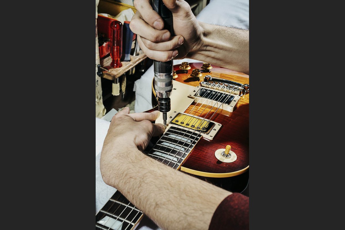 business's tweet image. Beautiful photos from behind the scenes at the Gibson custom guitar workshop bloom.bg/23umo2k