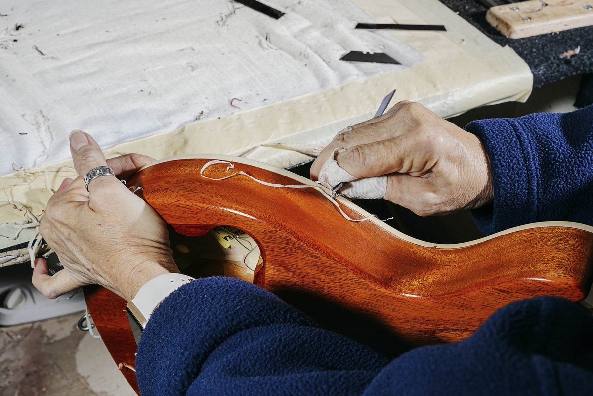 business's tweet image. Beautiful photos from behind the scenes at the Gibson custom guitar workshop bloom.bg/23umo2k