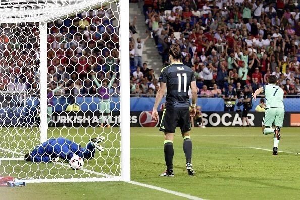 masoom__khan's tweet photo. Not sure if this picture makes me happy or sad 😀😫
@GarethBale11 You Gave Your Everything This Time😫
#EURO2016 #Bale https://t.co/FNgI1sLUeD