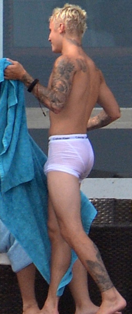 Justin Bieber's bulge is everywhere #bulge.