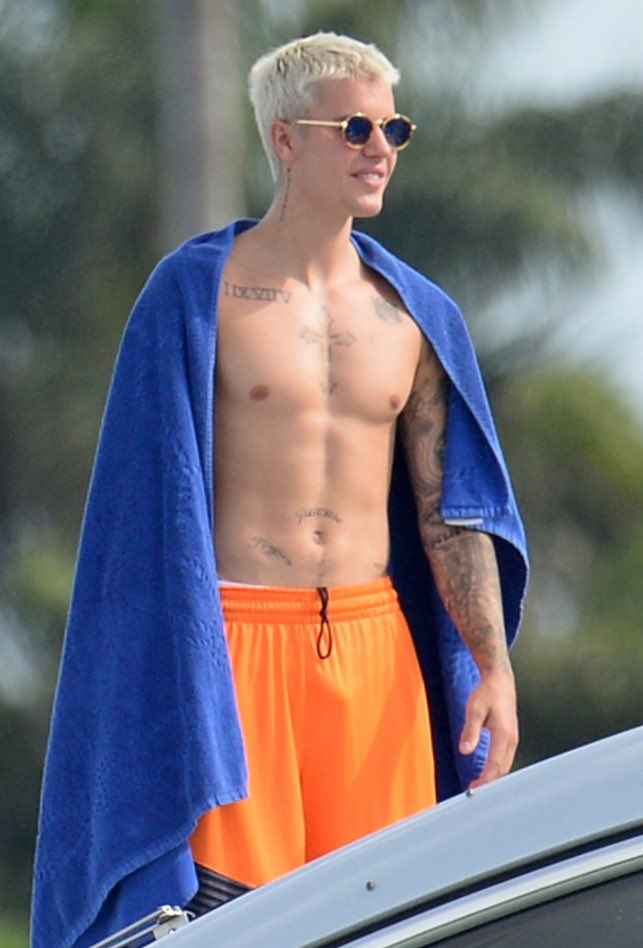 bulgesightings's tweet photo. Justin Bieber's bulge is everywhere😛 #bulge https://t.co/AQRF5xSJvs