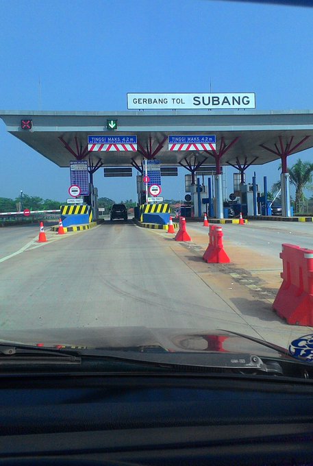 10.01: RT <a href="/aadiiachmad/">Adi Achmad Fauzi</a>: Gerbang Tol Subang ramai lancar dari kedua arah. cuaca cerah berawan #Mudik2016