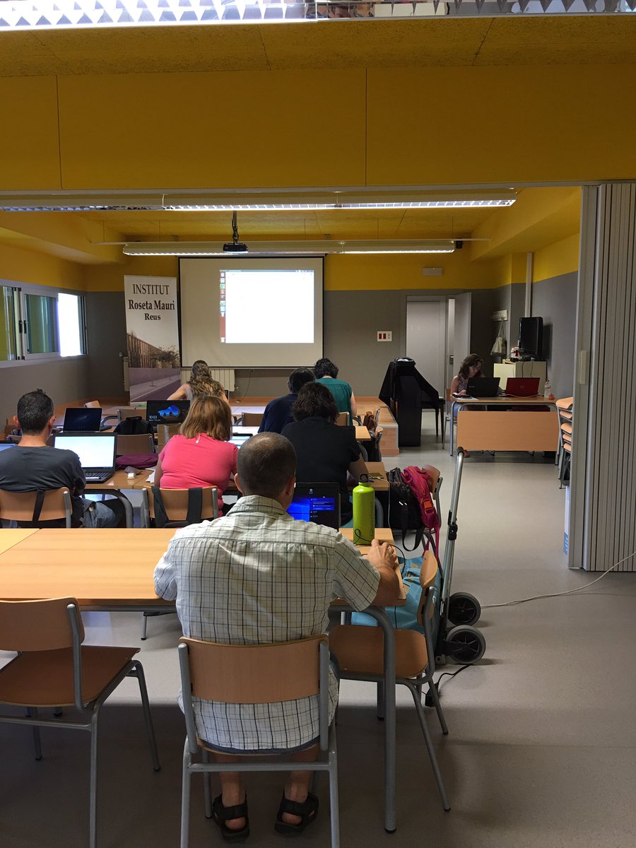 xsune's tweet photo. Arranca la formació d'Impulsem la #Robòtica a @ins_rosetamauri de la mà  @SofiaTecno i @JosepaMirmir1 https://t.co/tbNgfuI0Q8