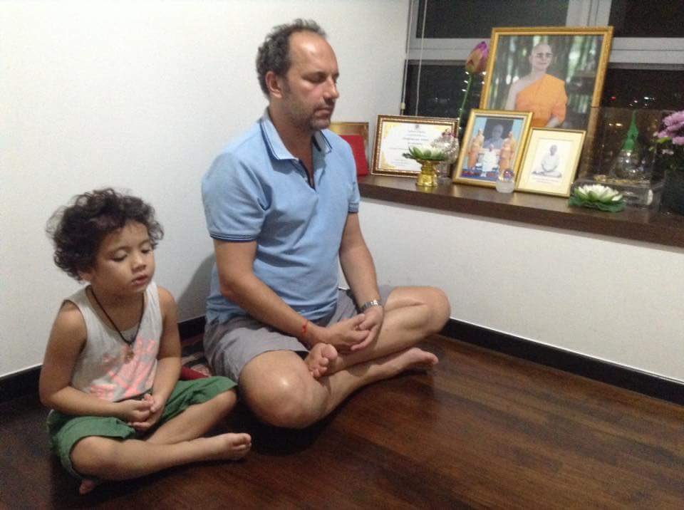 HaloRawi's tweet photo. "ศรัทธา" ไม่ได้ขึ้นอยู่กับ เพศ วัย หรือเชื้อชาติ ถ้าหากว่าสิ่งนั้นดีและมีคุณค่าพอ #พระธรรมกาย #คุณยาย #Dhammakaya https://t.co/rxTni4hNSS
