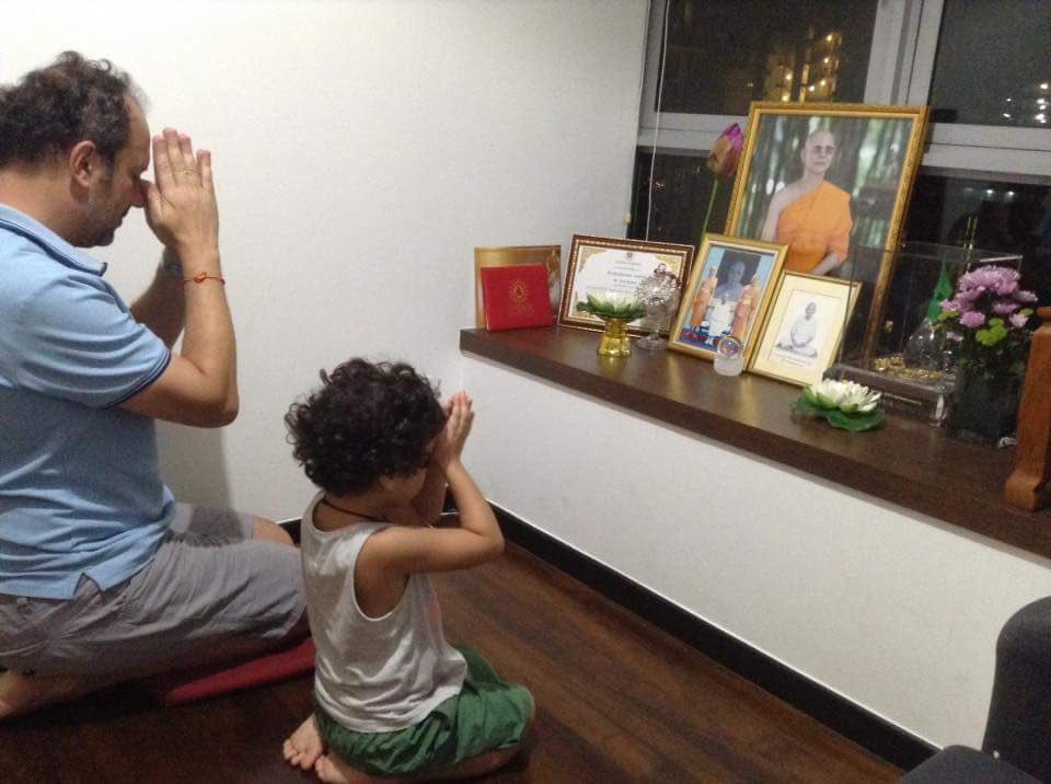 HaloRawi's tweet photo. "ศรัทธา" ไม่ได้ขึ้นอยู่กับ เพศ วัย หรือเชื้อชาติ ถ้าหากว่าสิ่งนั้นดีและมีคุณค่าพอ #พระธรรมกาย #คุณยาย #Dhammakaya https://t.co/rxTni4hNSS