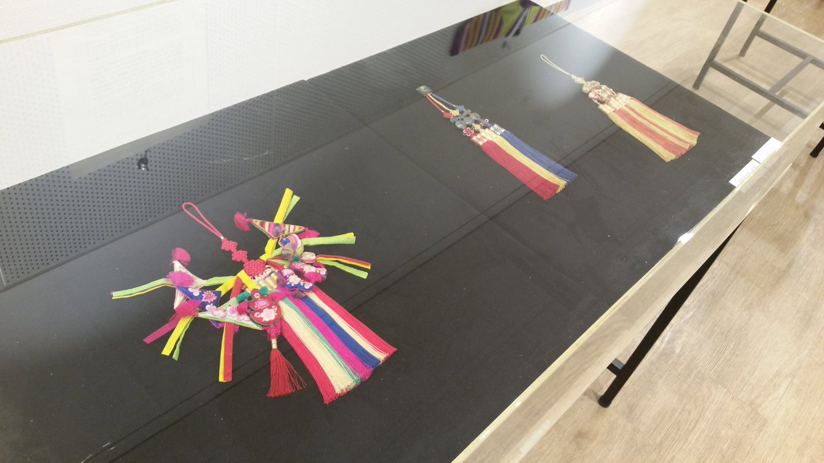 eunyle90's tweet image. 이보다 더 섬세할 수 없다!
장인의 손길이 담긴
'의미 있는 날, 매듭으로 엮다'

돌과 혼례에 쓰이는 전통매듭의 예와 멋
성남시청 공감갤러리에서 만나보세요😁
7.4.~7.10.

#성남시 #전통매듭 #장인