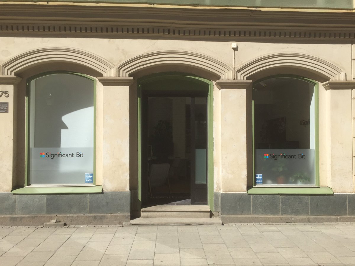 SignificantAB's tweet photo. Kära @PostNordSverige, Gatuplan. Öppen dörr. Enligt er ej anträffbar. Riktigt uselt. https://t.co/wND7cpE0B2