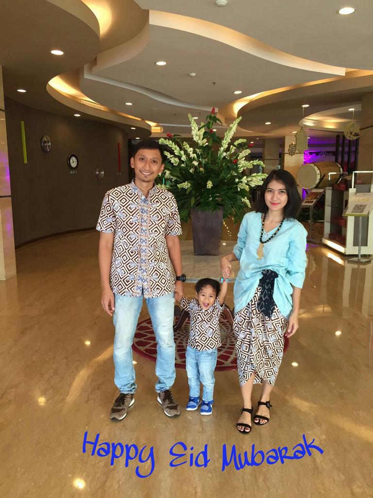 hanasutoro's tweet photo. Happy Ied Mubarak. Kami sekeluarga mohon maaf lahir dan batin. 👪💝 https://t.co/cZVW2ipiIy