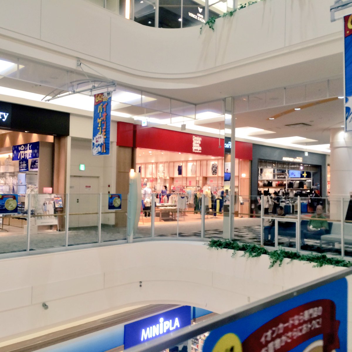 かしわぎしょうい そういや グラニフがようやく完成してた 超嬉しい 今までは 県内でグラニフ のtシャツ買う時はレイクタウンか 新三郷のららぽーと行くしか無かったからな かしわぎしょうい そういや グラニフがようやく完成してた 超嬉しい 今までは 県内でグラニフ のtシャツ買う時はレイクタウンか 新三郷のららぽーと行くしか無かったからな