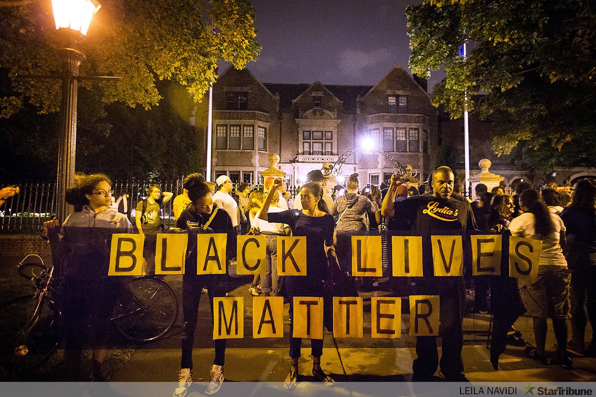LeilaNavidi's tweet photo. The scene outside the Governor's mansion in St. Paul https://t.co/jfncjzH6et #PhilandoCastile @StarTribune https://t.co/Q9dLHqC9jq