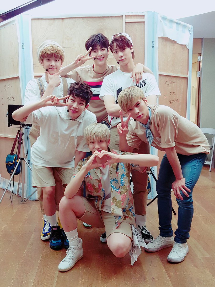 fantagiomusic_'s tweet photo. [#아스트로] 잠시 후 6시부터 아스트로가 출연하는 #엠카운트다운 이 방송됩니다🤗 하루의 고단함을 싹~ 날려줄 아스트로의 #숨가빠 무대🎤 놓치지 말고 함께해주세요💘 https://t.co/HHpxj9WN5Q