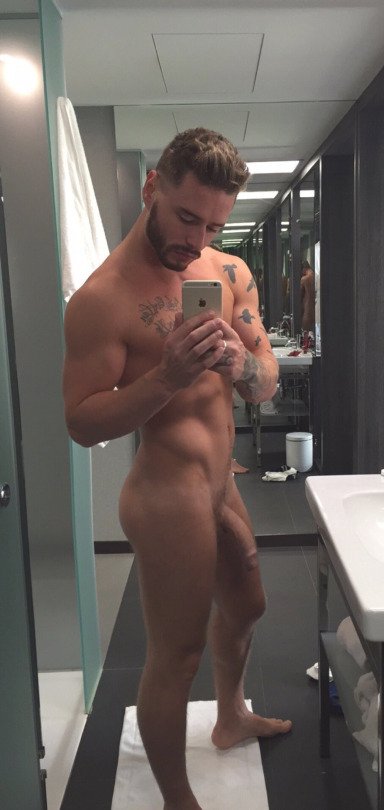 Nickplus33Nick's tweet photo. #selfiestud https://t.co/xJAZFUtA4P