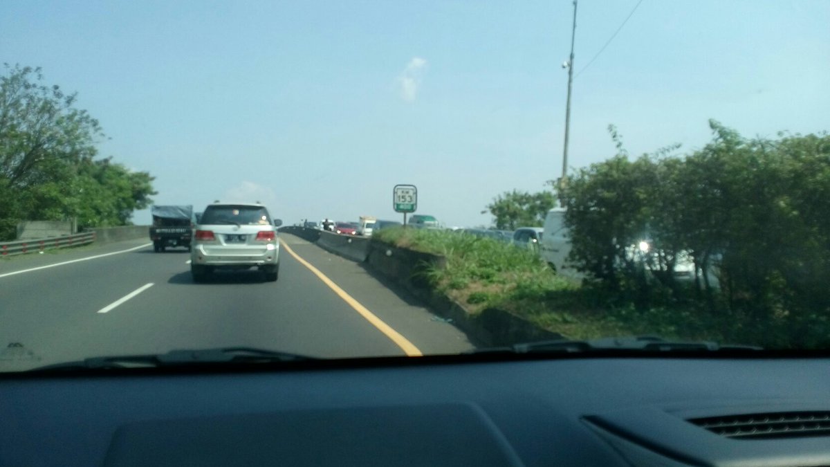 11.53: RT <a href="/hendy86/">hendy ardiansyah</a>: Exit Gerbang Tol Cileunyi antrian mulai dari km  151 (6km) #Mudik2016