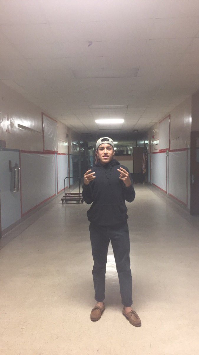 mayito2x's tweet photo. I snuck in to this middle school and took a good ass shit in the principles bathroom #didntflush #fuckinglit https://t.co/adRt4qnJa4
