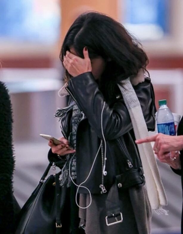 ilovegracey333's tweet photo. when you're waving back at someone and realize they're not waving at you https://t.co/JfCNp2l3KV