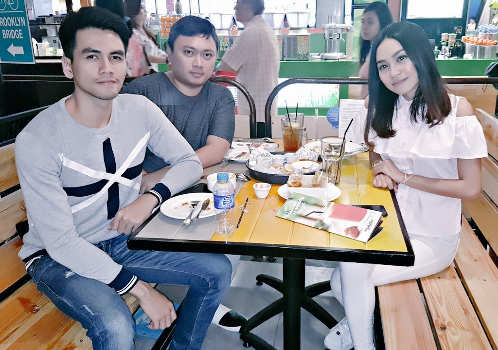 catmodjo's tweet photo. Haram hukum'nya kl lg kumpul, nggak foto2 😂 #EkspresiKekenyangan 😅 https://t.co/lZhuGTJGWf