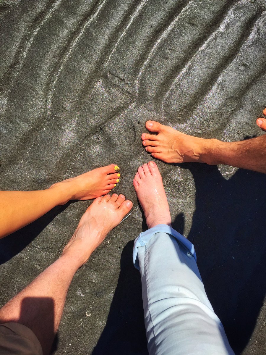 TheRealMrsJZ's tweet photo. Playing in the sun. Sticking our toes in the sand. Enjoying @whidbeylife @WhidbeyLifeMag #doublebuff https://t.co/OdN9q6NpFf