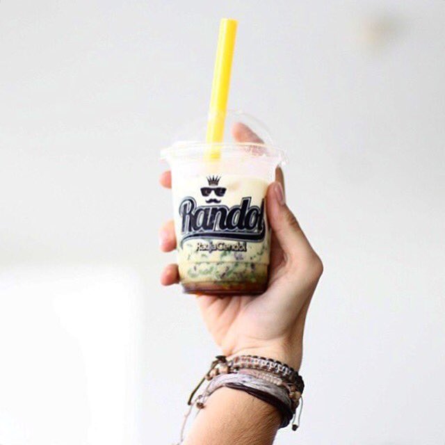 randol_aeon's tweet photo. Kalau silaturahmi ke rumah keluarga, jangan lupa bawa #randol utk oleh-oleh ya, Randolicious! 😋 https://t.co/LIT2w9WjCT