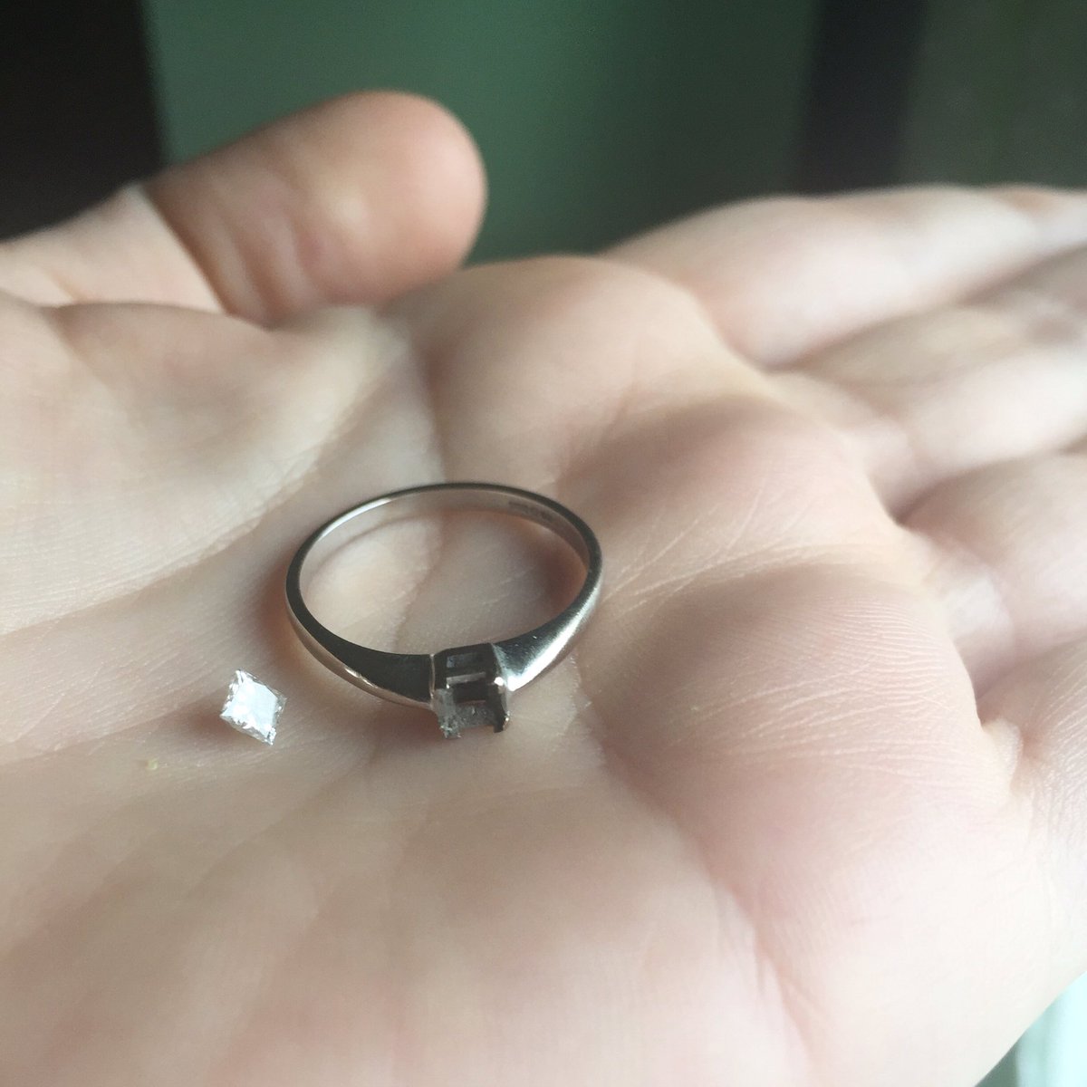 lucy_mannion's tweet photo. Woke up to a very upsetting present on my 4th wedding anniversary @Beaverbrooks. Luckily I found the diamond 😢 https://t.co/lRY3WANqNN