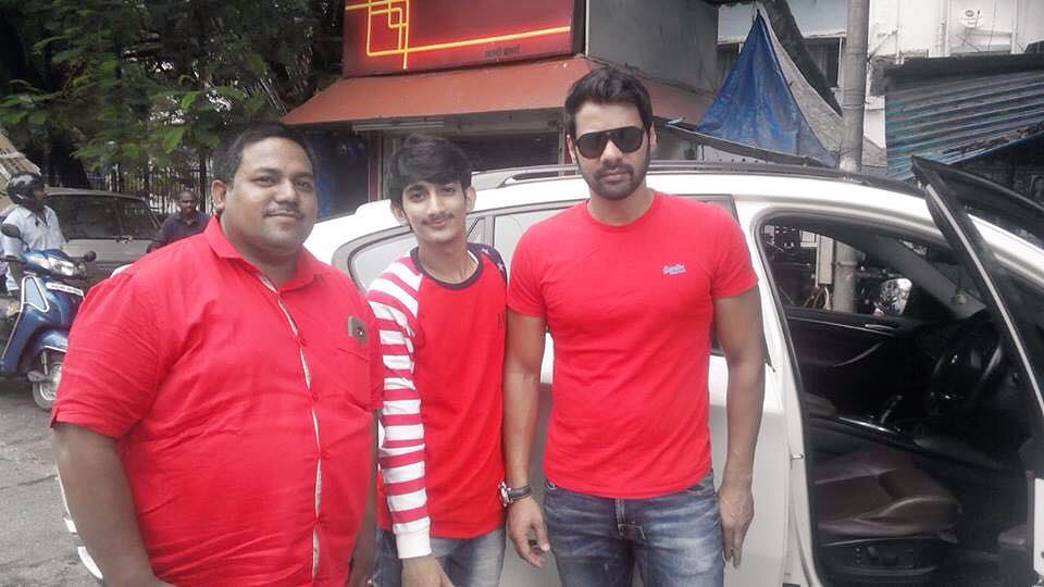 TeamShabirA's tweet photo. [PICS] Before you drive off, picture please?😛 #hottieinred #rockstar #shabirahluwalia #kumkumbhagya #shabirwithfans https://t.co/LyRun9uL4P