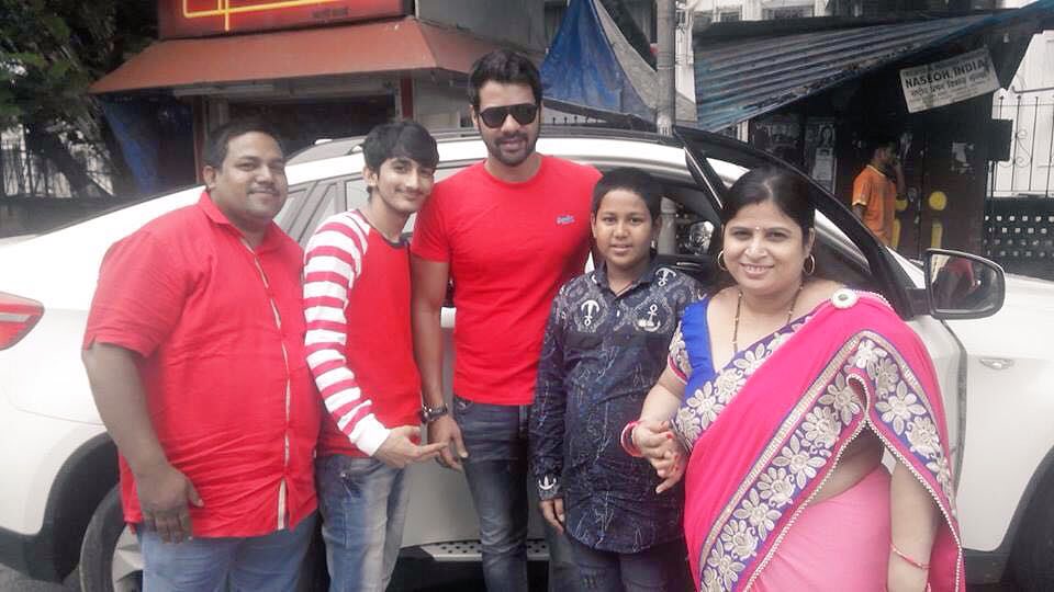 TeamShabirA's tweet photo. [PICS] Before you drive off, picture please?😛 #hottieinred #rockstar #shabirahluwalia #kumkumbhagya #shabirwithfans https://t.co/LyRun9uL4P