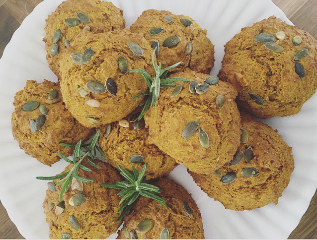 Net uit de oven!! Lekker gezond snacken met deze pompoen-rozemarijn koekjes! 💚👌🏼👌🏼👌🏼