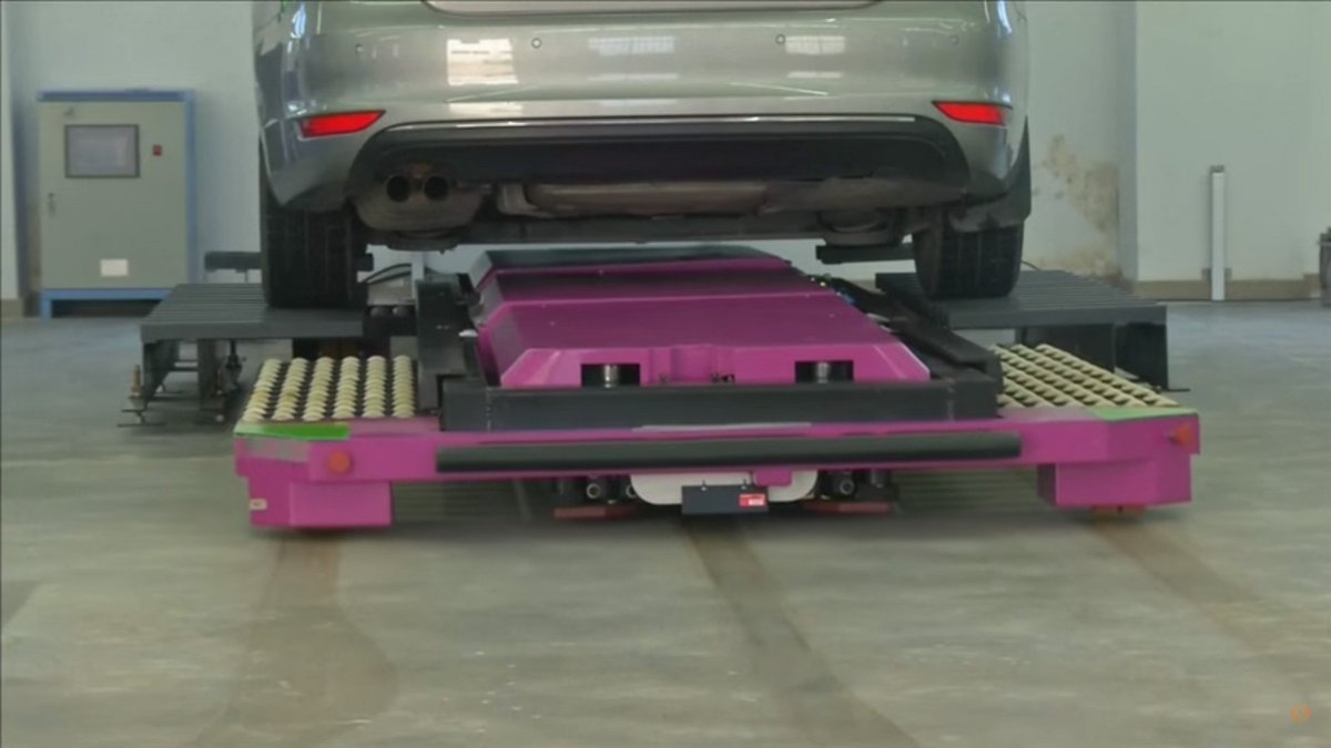 Assurlandcom's tweet photo. Ce #robot ira garer votre #voiture au #parking à votre place https://t.co/stFJ87Q2oM via @Numerama https://t.co/GB2EjlGTy8