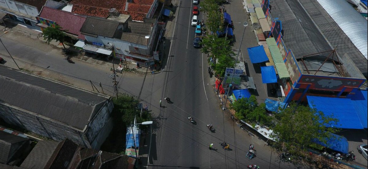 14:07 WIB. Pantauan lalu lintas Simpang 4 Pasar Sumberejo ramai lancar #OPSRAMADNIAYASEMERU2016