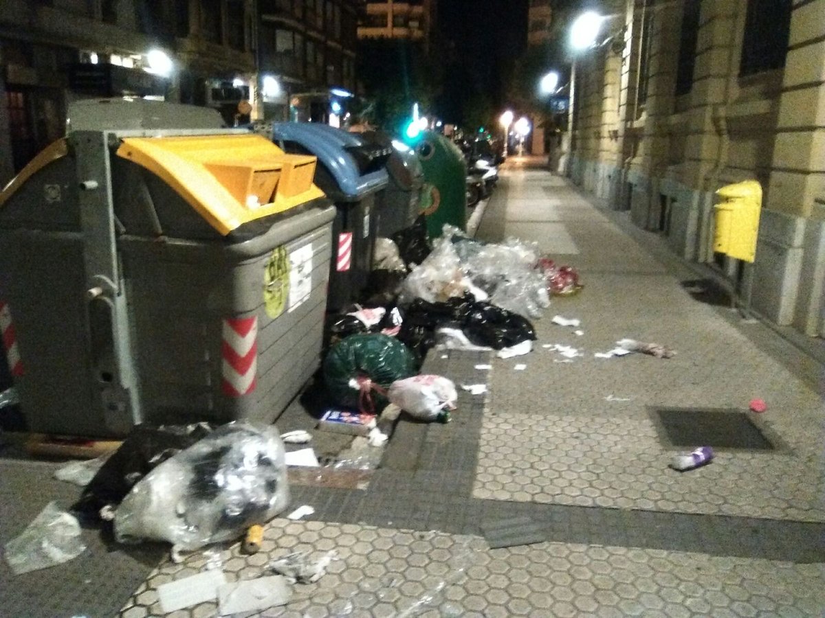 karmelealbisu's tweet photo. Atez atekoa zikina omen zen! Hemen Donostia zoragarriko erdigunea bart!  #GipuzkoaZutik https://t.co/ND6rro17AU